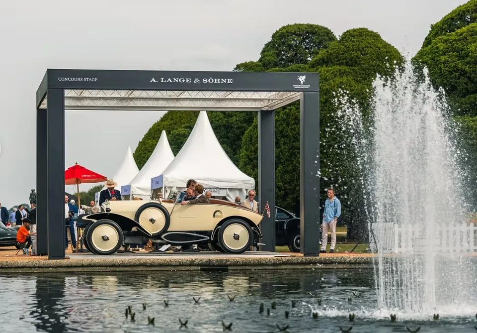 1927 Bentley 3 Litre Speed Model boat-tail, photograph 2