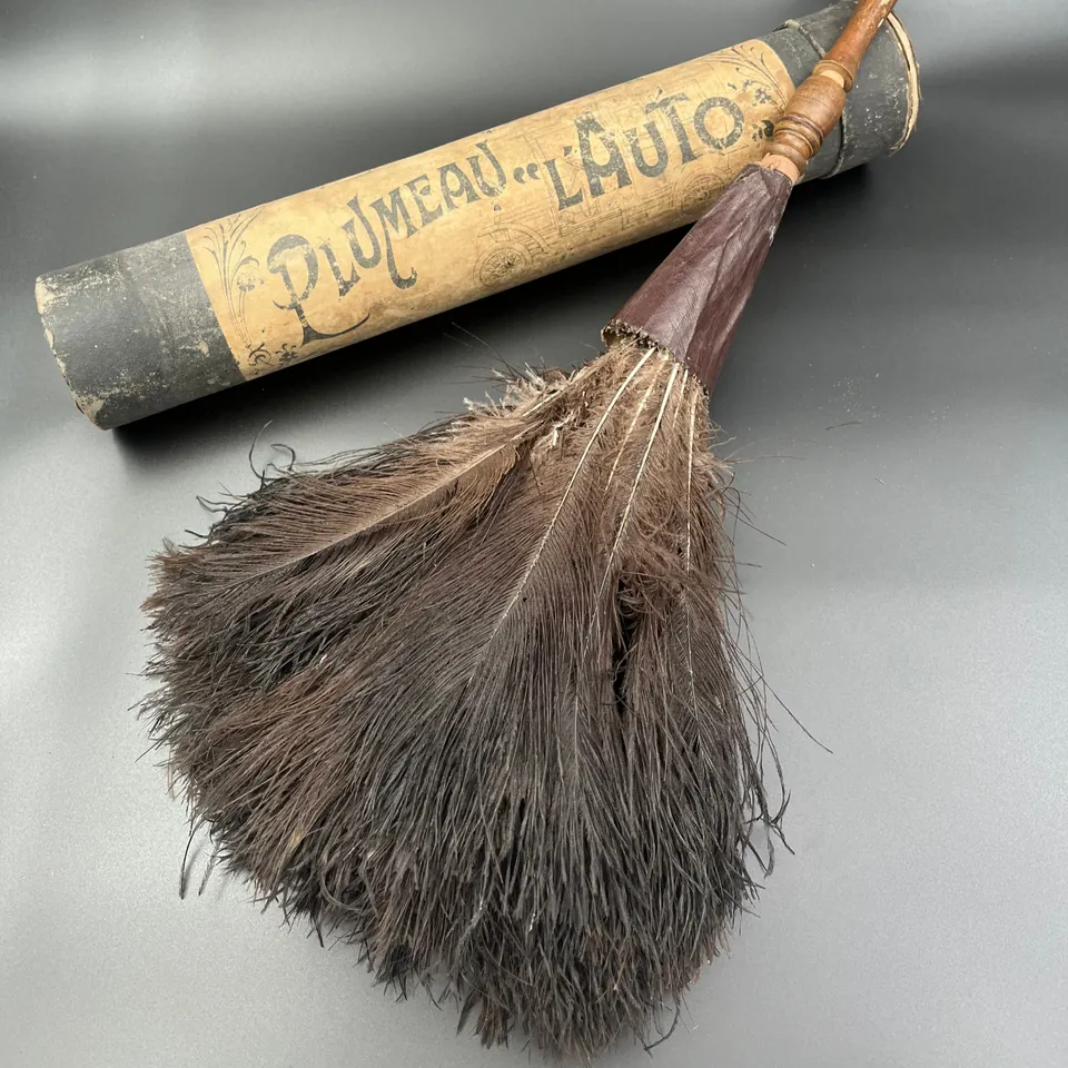 'Plumeau L'Auto' veteran car feather duster