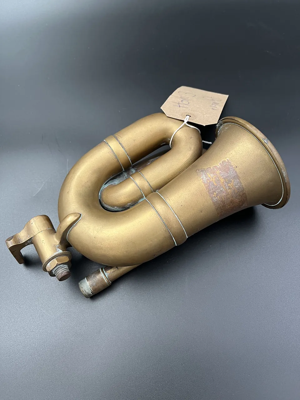 Double-twist horn
