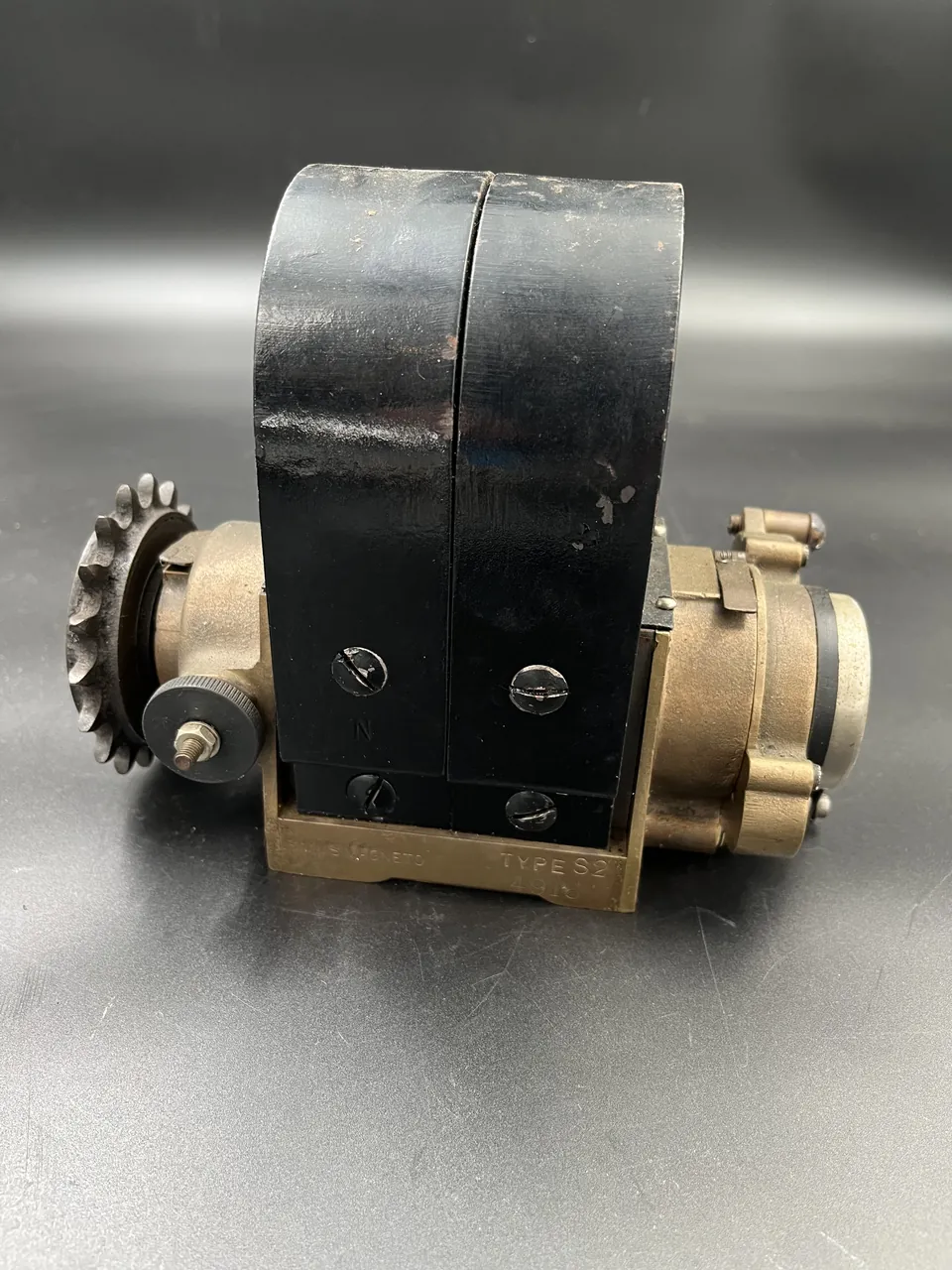 Simms Type S2 magneto, photograph 3