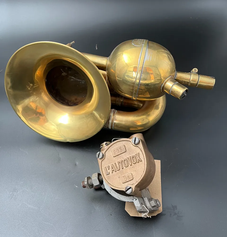 L'Autovox double-twist horn with mechanical bellows, 1908 patent