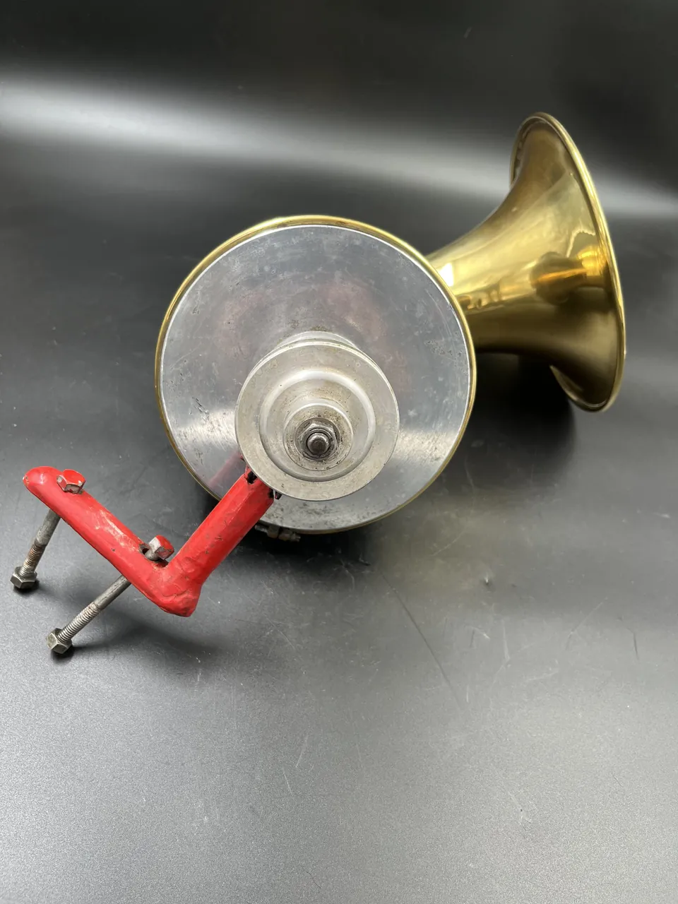 Pre-war pulley-driven brass horn, photograph 3